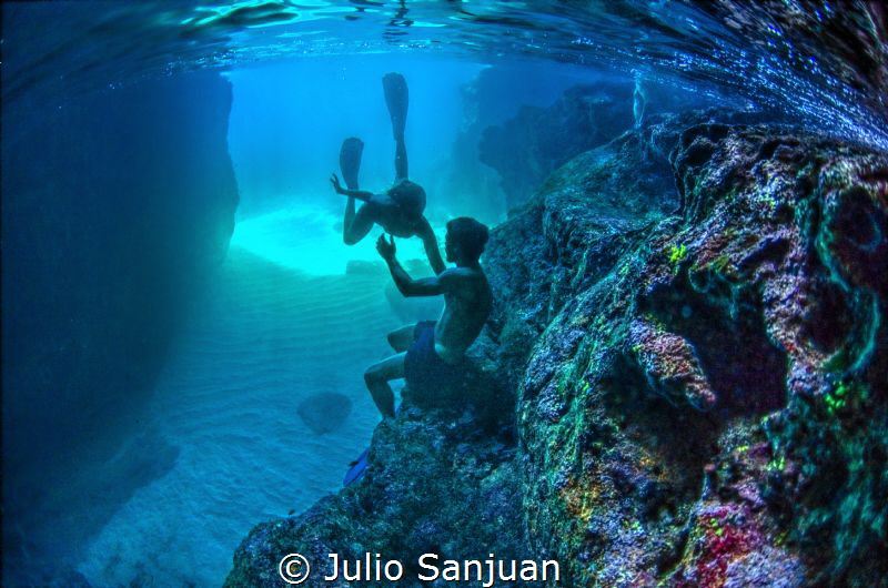 Underwater lovers by Julio Sanjuan 