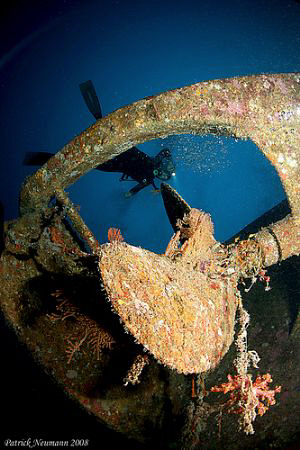 Shot of the propeller of the Tuna wreck between Similan N... by Patrick Neumann 