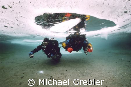 Using cave techniques, divers at the start of their dive ... by Michael Grebler 