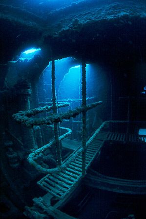 The machine-room of the Kalais. This beautyful wreck laying in only 30 meters depth will disappear because it is inside the ampliation area of the exterior mole of the harbour at Las Palmas, Gran Canaria. This picture was taken may 2004. 